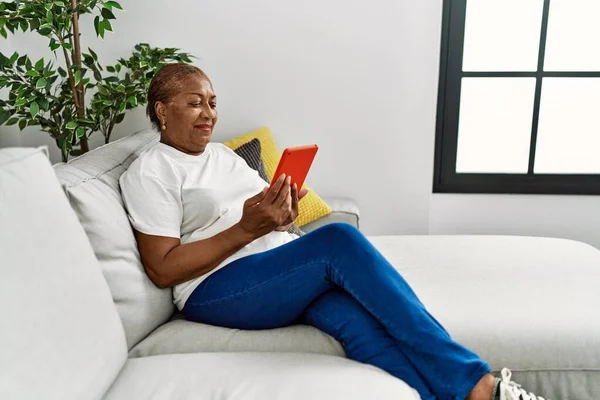 Senior Αφροαμερικανή Γυναίκα Χαμογελά Αυτοπεποίθηση Χρησιμοποιώντας Touchpad Στο Σπίτι — Φωτογραφία Αρχείου