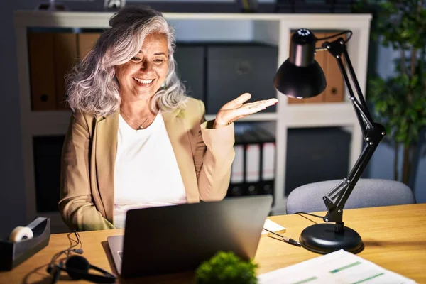 Mujer Mediana Edad Con Pelo Gris Trabajando Con Computadora Portátil —  Fotos de Stock