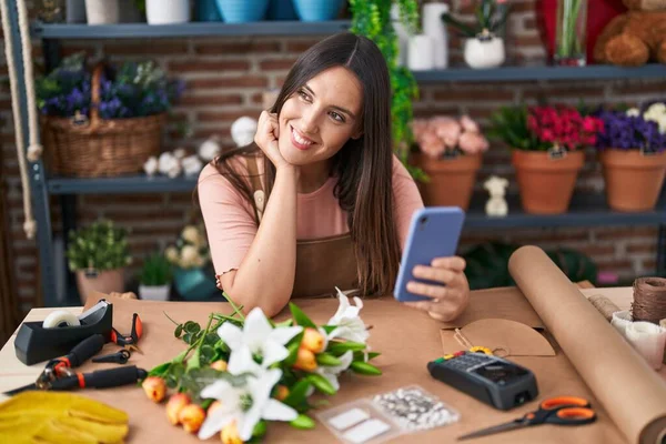 Joven Hermosa Florista Hispana Sonriendo Confiada Usando Teléfono Inteligente Tienda —  Fotos de Stock