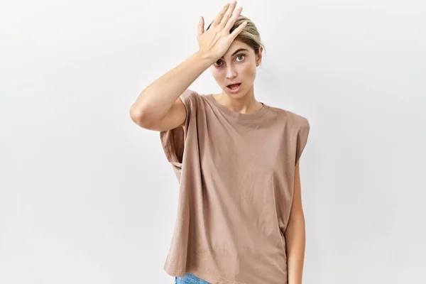 Young Blonde Woman Standing Isolated Background Surprised Hand Head Mistake — ストック写真