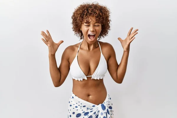 Mujer Afroamericana Joven Con Pelo Rizado Vistiendo Bikini Celebrando Loco — Foto de Stock
