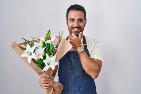 Homem Hispânico Com Barba Trabalhando Como Florista Olhando Confiante Para — Fotografia de Stock