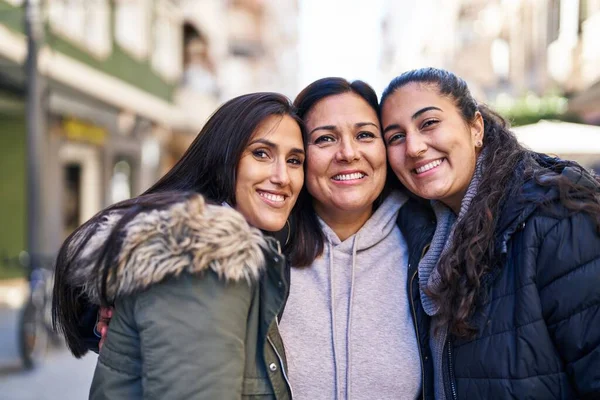 Three Woman Mother Daughters Standing Together Street — Stock Photo, Image