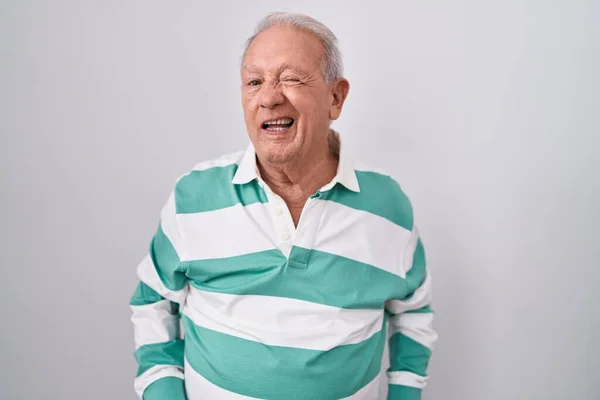 Beyaz Arka Planda Gri Saçlı Yaşlı Adam Kameraya Seksi Bir — Stok fotoğraf