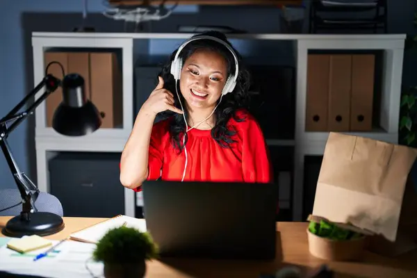 Молодая Азиатка Работающая Офисе Ноутбуком Ночам Улыбаясь Делает Телефонный Жест — стоковое фото