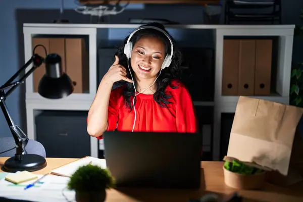 Jeune Femme Asiatique Travaillant Bureau Avec Ordinateur Portable Nuit Souriant — Photo