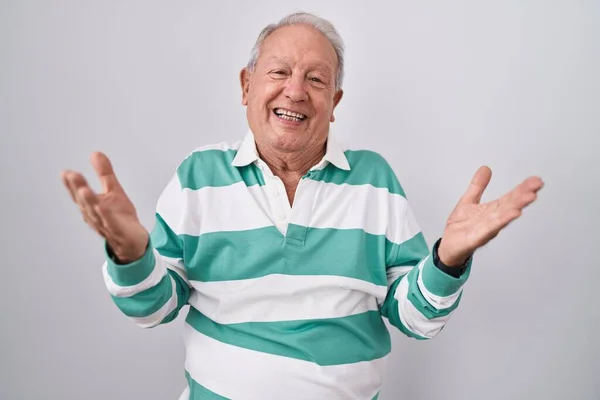 Senior Άνθρωπος Γκρίζα Μαλλιά Στέκεται Πάνω Από Λευκό Φόντο Χαμογελώντας — Φωτογραφία Αρχείου