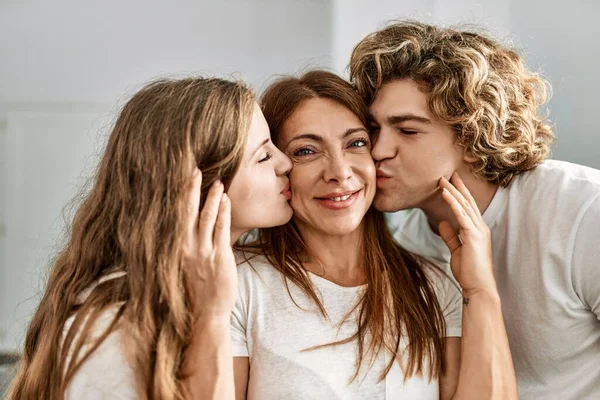 Mor Och Par Kysser Och Kramar Varandra Stående Hemma — Stockfoto