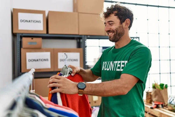 Jonge Spaanse Vrijwilliger Glimlachend Gelukkig Werkend Bij Liefdadigheidscentrum — Stockfoto