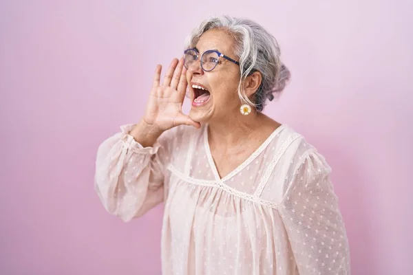 Middle Age Woman Grey Hair Standing Pink Background Shouting Screaming - Stock-foto