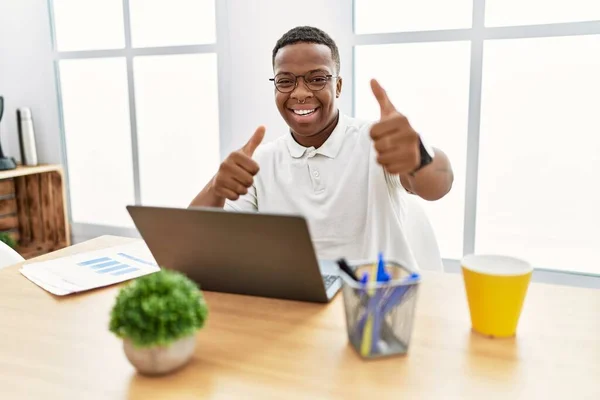 Young African Man Working Office Using Computer Laptop Approving Doing — Φωτογραφία Αρχείου