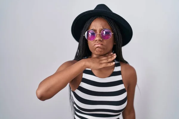 Молодой Африканский Американец Косичками Шляпе Солнцезащитных Очках Перерезает Горло Рукой — стоковое фото