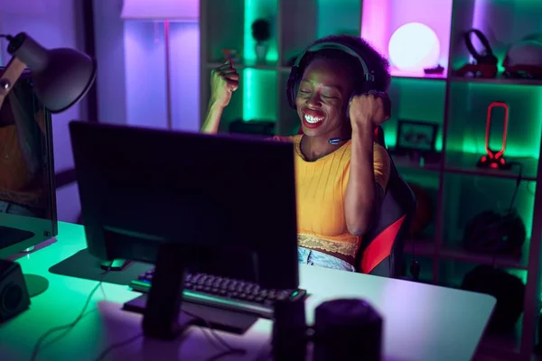 Африканская Американка Стример Помощью Компьютера Выражением Победителя Игровой Комнате — стоковое фото