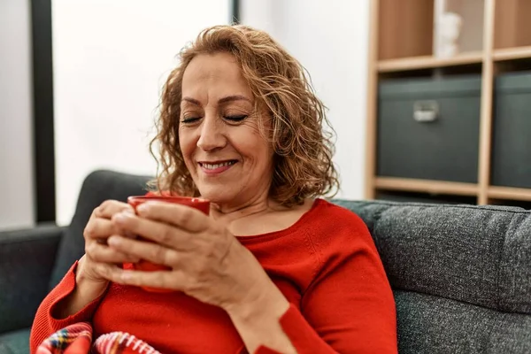 Donna Caucasica Mezza Età Che Beve Caffè Seduto Sul Divano — Foto Stock