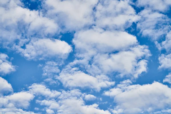 晴れた日には雲が立ち並ぶ美しい青空 — ストック写真