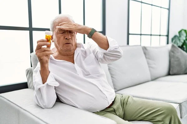 Senior Man Holding Pills Concerned Stress Problem Hand Lifhead Nervous — Stock fotografie