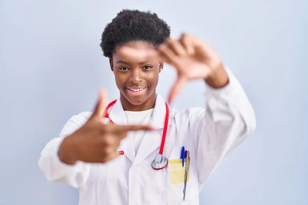 Femme Afro Américaine Portant Uniforme Médecin Stéthoscope Souriant Faisant Cadre — Photo