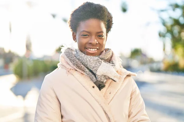 Mujer Afroamericana Sonriendo Confiada Pie Parque —  Fotos de Stock