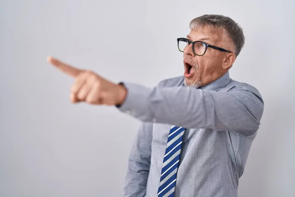 Uomo Affari Ispanico Con Capelli Grigi Con Gli Occhiali Puntati — Foto Stock