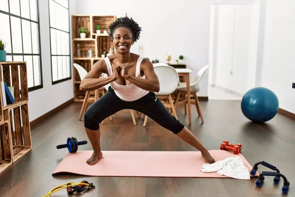 Mujer Afroamericana Sonriendo Segura Entrenar Yoga Casa — Foto de Stock