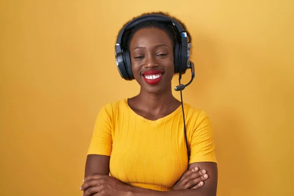 African Woman Curly Hair Standing Yellow Background Wearing Headphones Happy — Stock Photo, Image