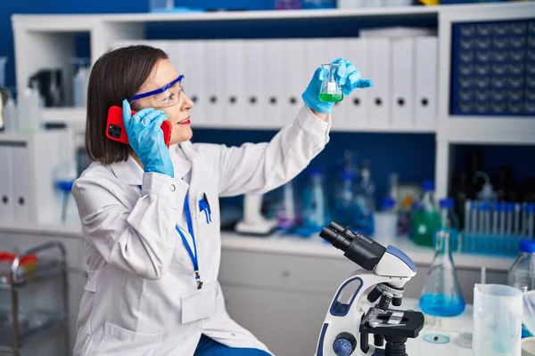 Mulher Meia Idade Cientista Sorrindo Confiante Falando Smartphone Laboratório — Fotografia de Stock