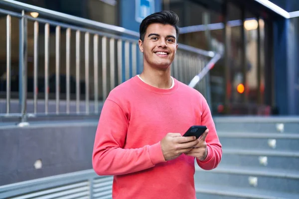 Ung Latinamerikansk Man Ler Säker Med Hjälp Smartphone Gatan — Stockfoto