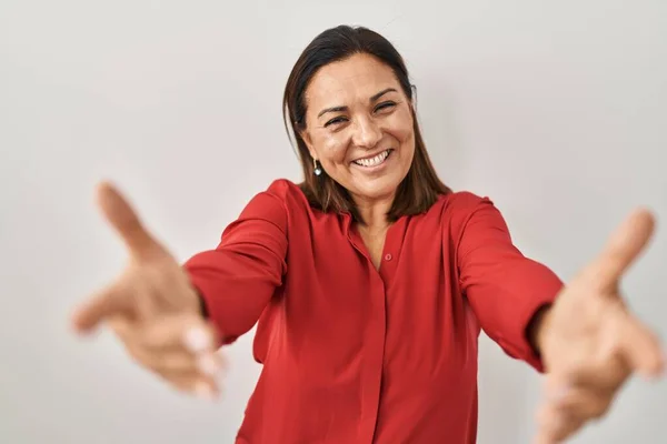 Hispanic Mature Woman Standing White Background Looking Camera Smiling Open — Photo