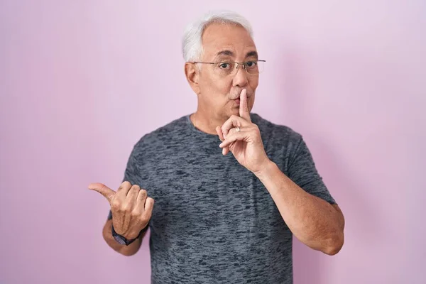 Uomo Mezza Età Con Capelli Grigi Piedi Sfondo Rosa Che — Foto Stock