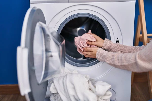 Νεαρή Γυναίκα Πλένει Ρούχα Στο Πλυσταριό — Φωτογραφία Αρχείου