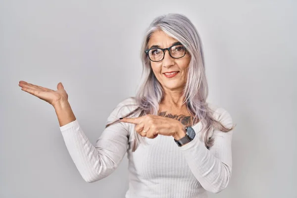 Mulher Meia Idade Com Cabelos Grisalhos Sobre Fundo Branco Espantado — Fotografia de Stock