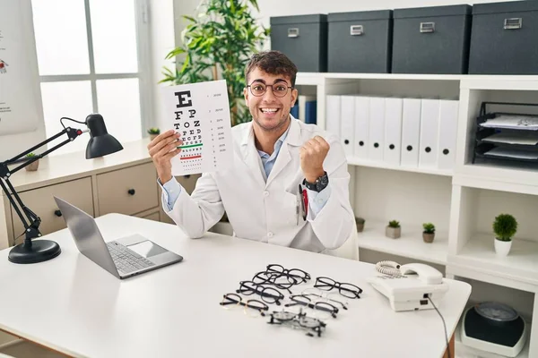 Joven Hispano Trabajando Clínica Oftalmología Gritando Orgulloso Celebrando Victoria Éxito — Foto de Stock