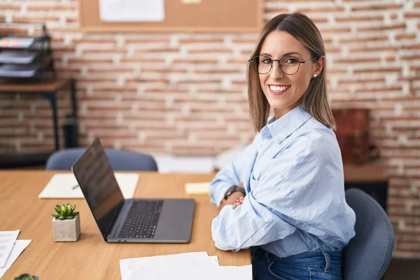Young Beautiful Hispanic Woman Business Worker Smiling Confident Using Laptop — Fotografia de Stock