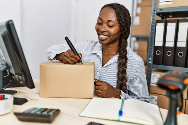 African American Woman Ecommerce Business Worker Using Computer Writing Package — Stock Photo, Image