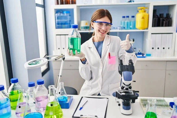 Joven Morena Trabajando Laboratorio Científico Sonriendo Feliz Positiva Pulgar Hacia — Foto de Stock