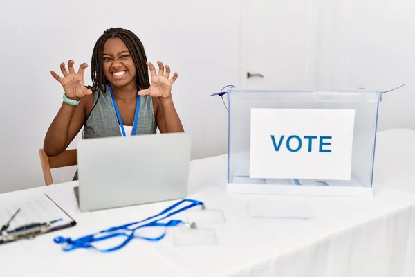 Молода Афроамериканська Жінка Працює Політичних Виборах Сидячи Голосуючи Посміхається Смішним — стокове фото