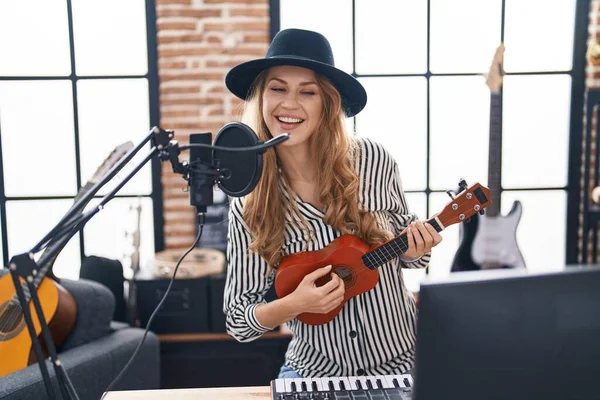 Joven Mujer Rubia Músico Cantando Canción Tocando Ukelele Estudio Música — Foto de Stock