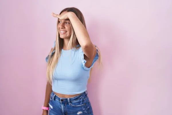 Young Blonde Woman Standing Pink Background Very Happy Smiling Looking — Zdjęcie stockowe