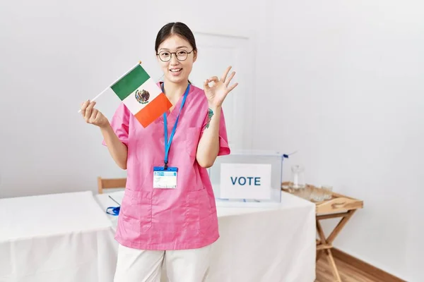 Молодая Женщина Медсестра Азии Выборах Держащая Мексиканский Флаг Делает Знак — стоковое фото