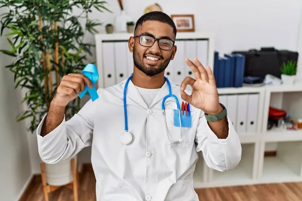 Mavi Kurdele Tutan Genç Hintli Doktor Parmaklarıyla Imza Atıyor Gülümseyerek — Stok fotoğraf