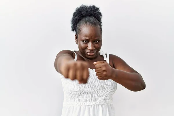 Ung Afrikansk Kvinna Står Över Vit Isolerad Bakgrund Stansning Knytnäve — Stockfoto