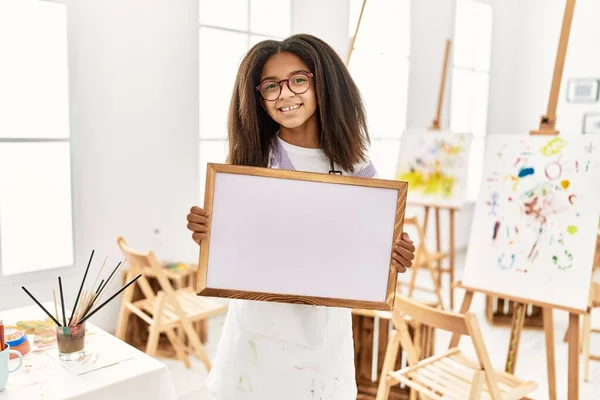 African American Girl Smiling Confident Holding Chalkboard Art School — ストック写真