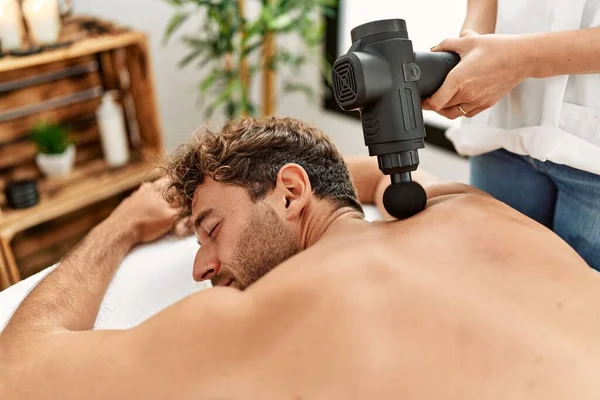 Young Hispanic Man Having Back Massage Using Percussion Pistol Beauty — Stock Photo, Image