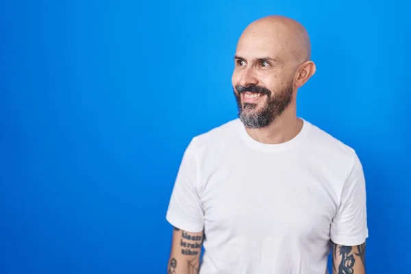 Hispanic Man Tattoos Standing Blue Background Looking Away Side Smile — Stock Photo, Image