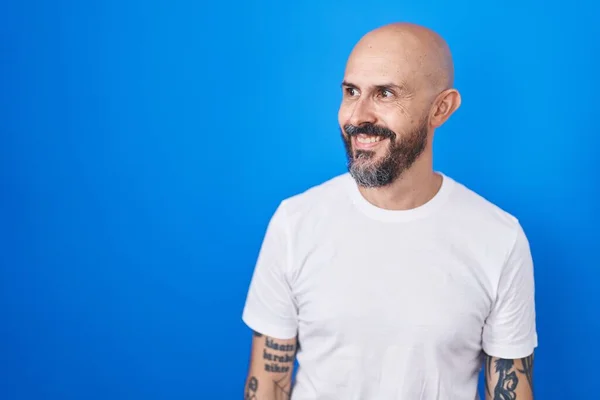 Hombre Hispano Con Tatuajes Pie Sobre Fondo Azul Mirando Hacia —  Fotos de Stock