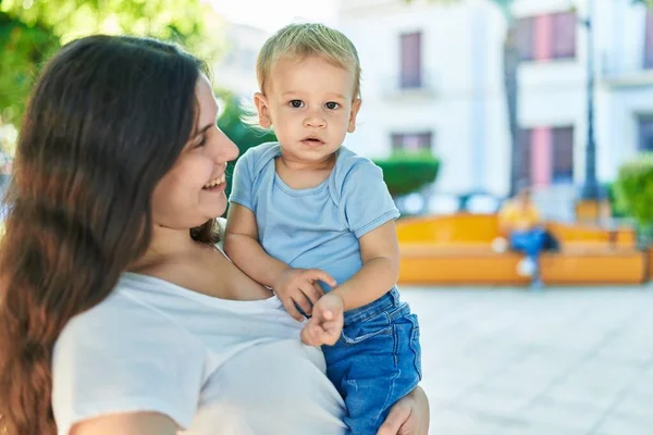 Мати Син Усміхаються Впевнено Стоячи Парку — стокове фото