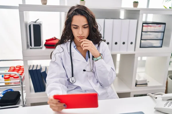 Young Hispanic Woman Wearing Doctor Uniform Using Touchpad Clinic — Stock Photo, Image