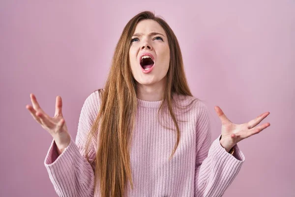 Молодая Белая Женщина Стоящая Розовом Фоне Сумасшедшая Кричащая Кричащая Агрессивным — стоковое фото