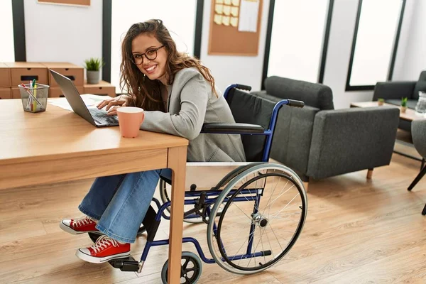 Молодая Красивая Латиноамериканка Бизнес Работница Ноутбуком Сидит Инвалидной Коляске Офисе — стоковое фото