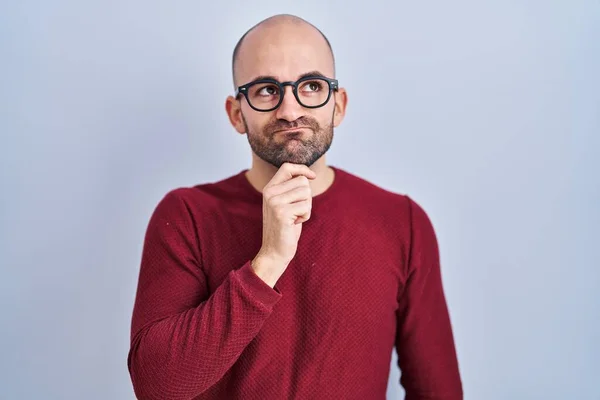 Joven Hombre Calvo Con Barba Pie Sobre Fondo Blanco Con — Foto de Stock